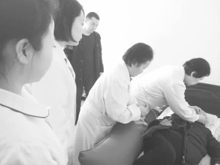 臨汾:耄耋老人突暈倒 醫護人員施救忙