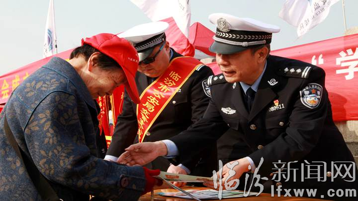 臨汾公安交警“雷鋒日”開展交通安全宣傳活動