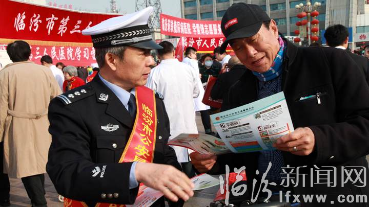 臨汾公安交警“雷鋒日”開展交通安全宣傳活動