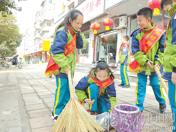 臨汾市第一小學:大手拉小手 雷鋒在身邊