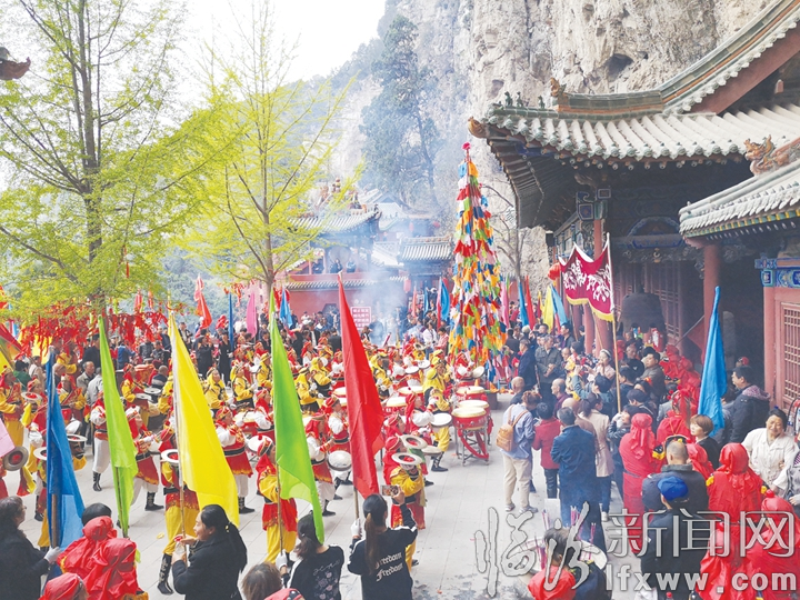 趕廟會(huì) 樂(lè)翻天 堯都區(qū)仙洞溝迎來(lái)兩萬(wàn)游客