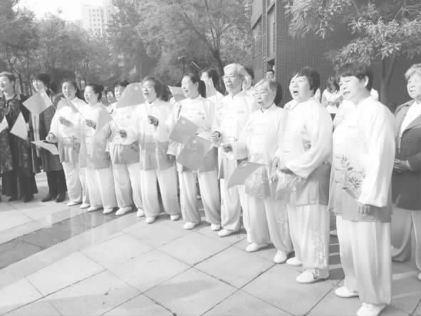 臨汾御景水城小區(qū):歌聲嘹亮 200余人唱響《我和我的祖國(guó)》