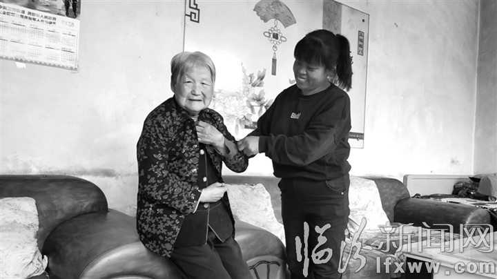 張英俊為婆婆換上了新衣服