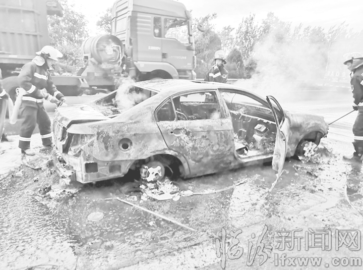 臨汾:轎車自燃 民警迅速處置
