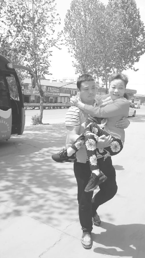 殘疾游客聚壺口 臨汾志愿服務(wù)奏響生命之歌