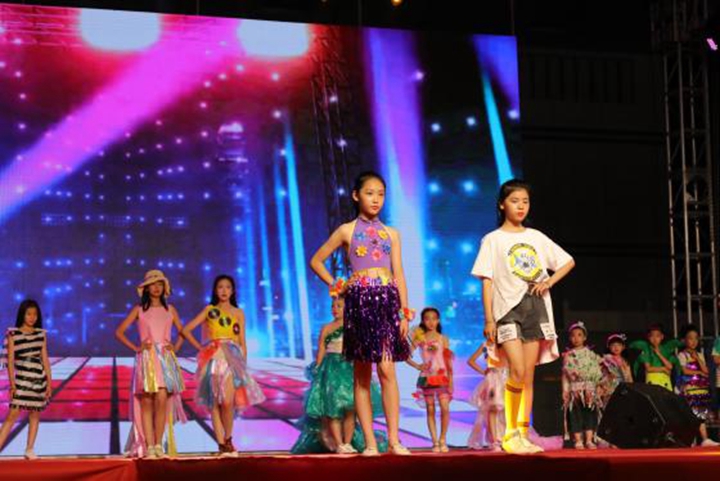 掌聲與淚水齊飛主題晚會在臨汾上演