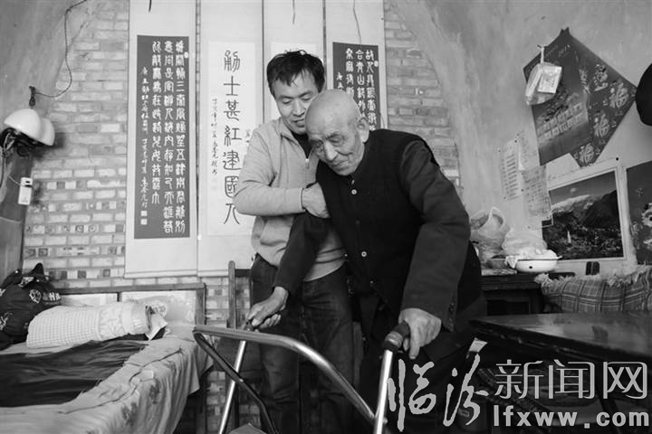 兒子攙扶父親去外面曬太陽。