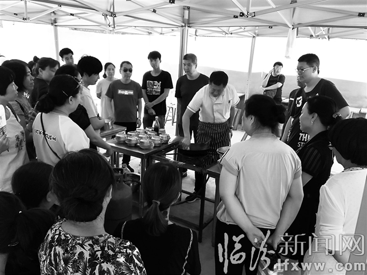 堯都區:中式烹調師培訓走進堯都區水塔街辦事處龍潭社區