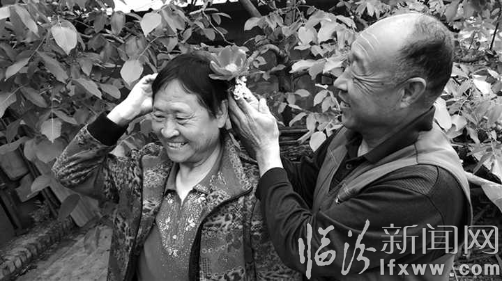 丈夫馬跟官為李麥香戴花秀恩愛。