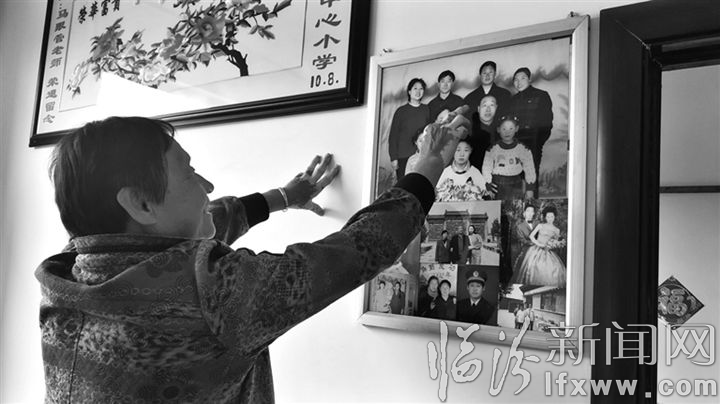 李麥香高興地為記者介紹全家福。