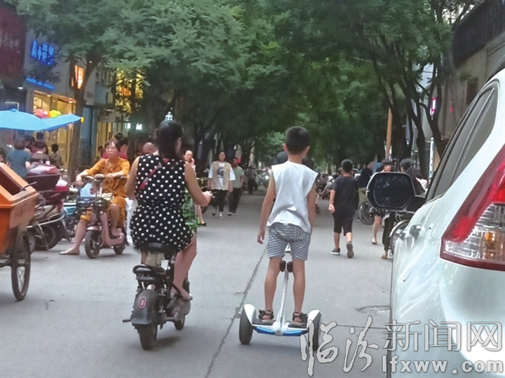 臨汾:電動平衡車上路 交通安全存隱患