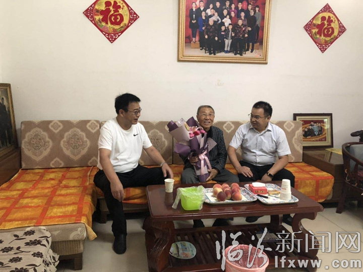 臨汾分行黨委“七一”走訪慰問老黨員