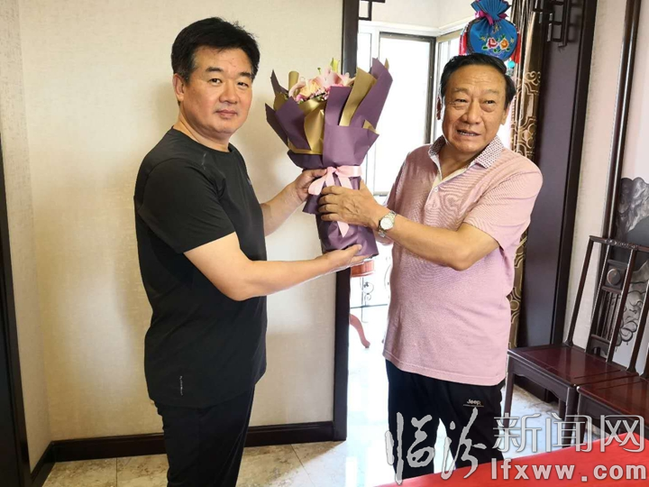 臨汾分行黨委“七一”走訪慰問老黨員