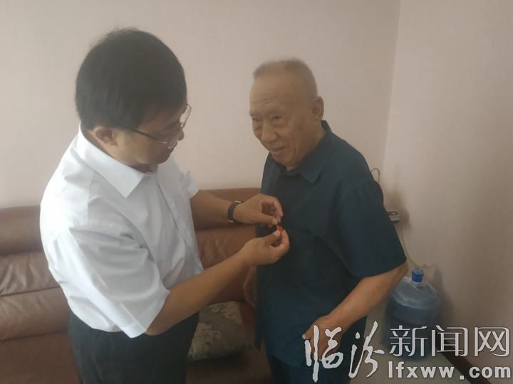 臨汾分行黨委“七一”走訪慰問老黨員