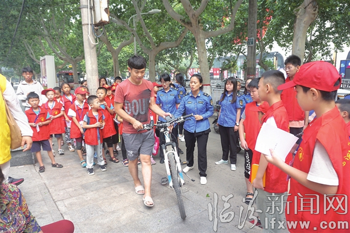 臨汾日報(bào)小記者助力市區(qū)道路交通綜合整治