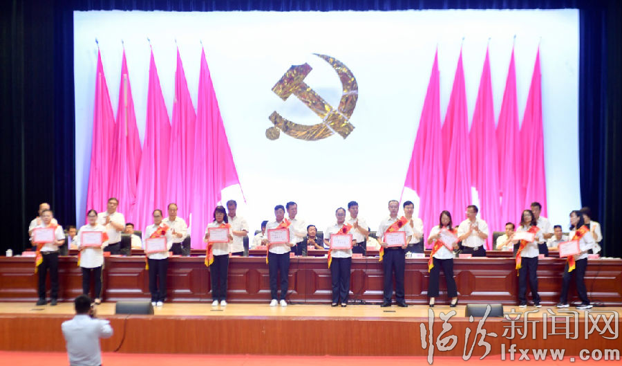 鄉(xiāng)寧縣473萬重獎教育功臣