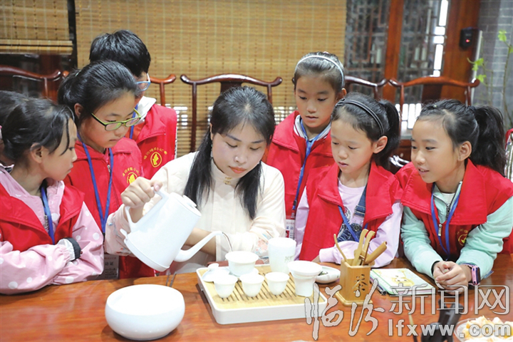 臨汾小記者:請用茶!我們是小小茶藝師