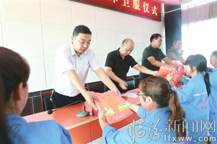 浮山農商行向環衛工人捐贈服裝側記