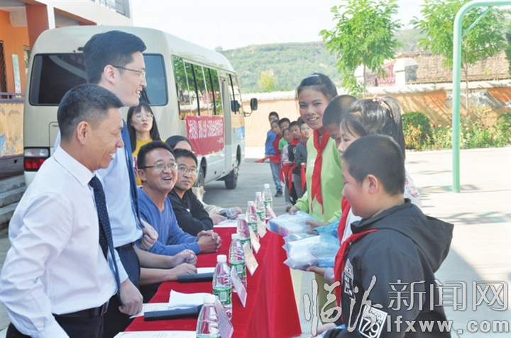 臨汾日報小記者團開展“書香傳愛心,溫暖人生路”愛心捐贈活動