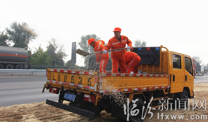 山西交控臨汾分公司開展冬季除雪防滑應(yīng)急處置演練