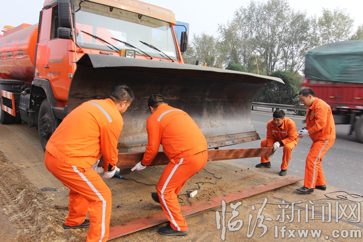 山西交控臨汾分公司開展冬季除雪防滑應(yīng)急處置演練