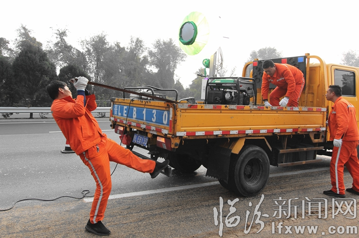 山西交控臨汾分公司開展冬季除雪防滑應(yīng)急處置演練