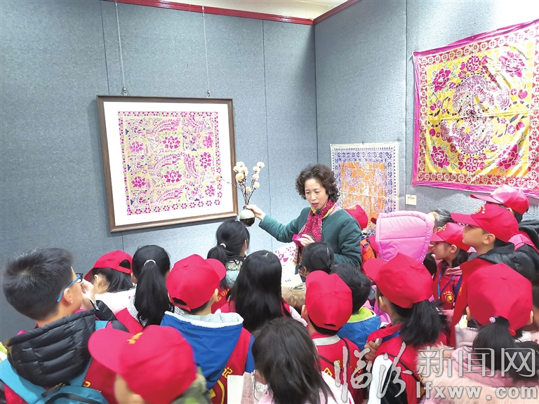 參觀“平陽印染布藝”民間藝術精品展 小記者“邂逅”老手藝