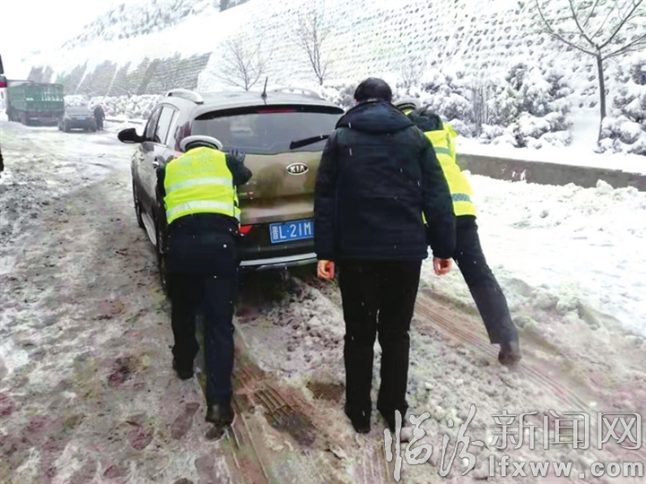 臨汾:雪情就是命令,看風(fēng)雪中他們的堅(jiān)守!