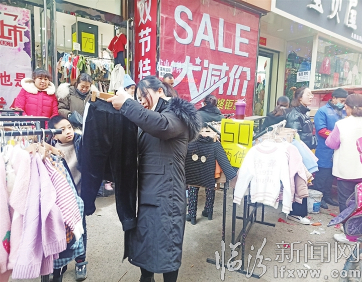 臨汾:熙熙攘攘買年貨 紅紅火火迎春節