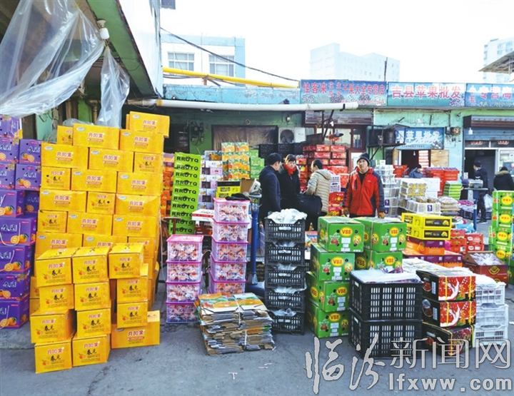 臨汾:熙熙攘攘買年貨 紅紅火火迎春節