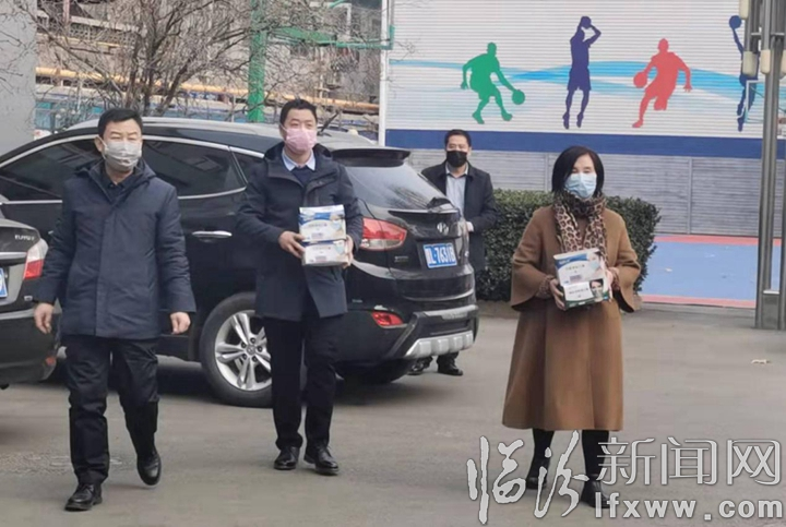 臨汾日報印刷廠向交警捐贈防護口罩 助力抗擊疫情