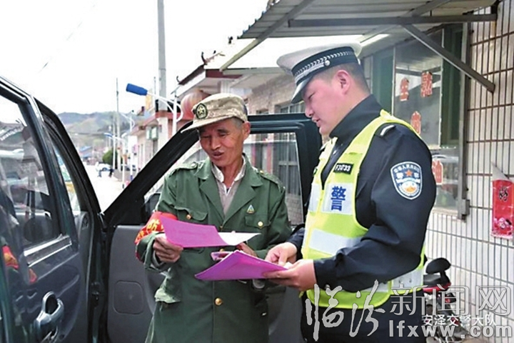 安澤縣公安局交警大隊:走進田間地頭開展“一盔一帶”宣傳活動