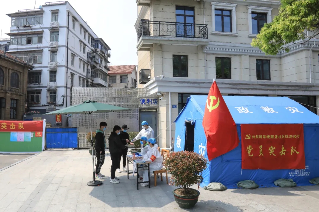 黨員突擊隊(duì)在小區(qū)防控點(diǎn)為出入群眾測(cè)量體溫,記錄信息。