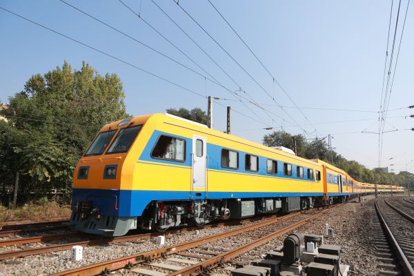 株洲所研制的JJC型接觸網作業車