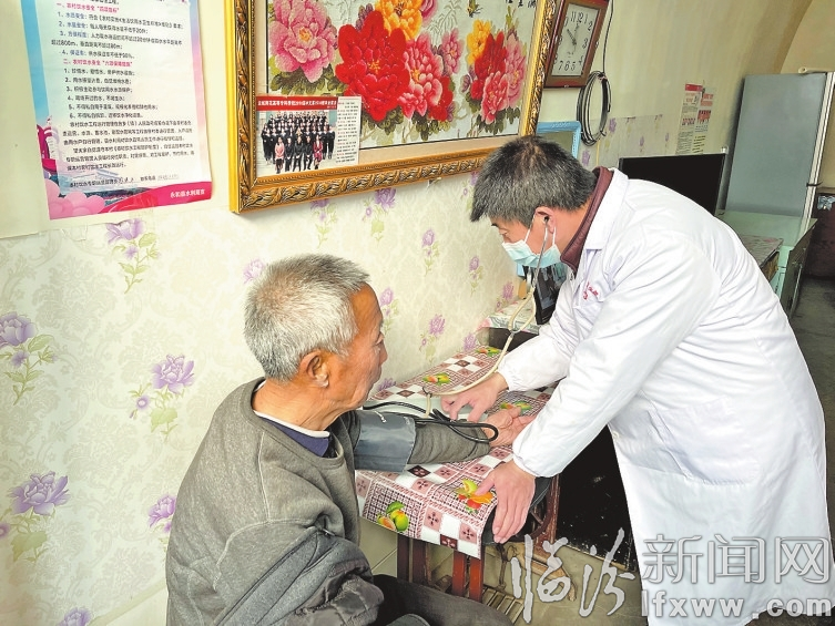 寇秀云為村民量血壓