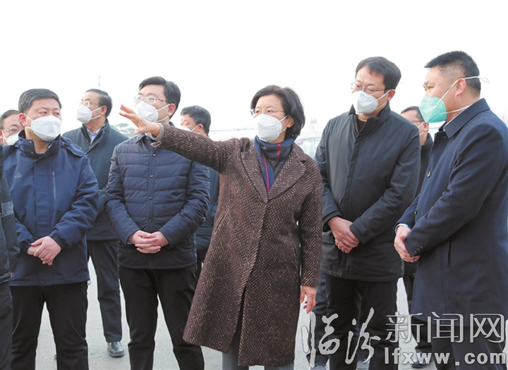 翼城縣委書記黃曉君在唐霸大道環(huán)島調(diào)研.jpg