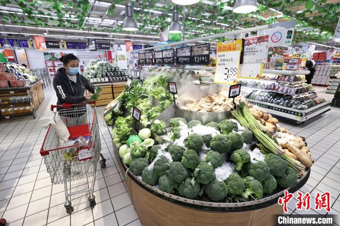 30年間,購(gòu)物方式從“手推車”到“一鍵購(gòu)”,美特好見(jiàn)證著山西超市經(jīng)濟(jì)的變遷。 張?jiān)?攝