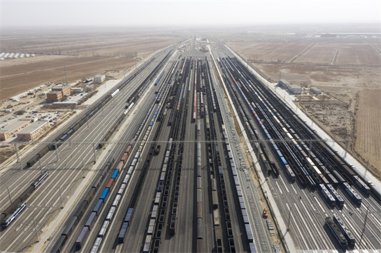 在哈密東站,“疆煤外運”列車在這里進行重新編組。 郭子毅攝