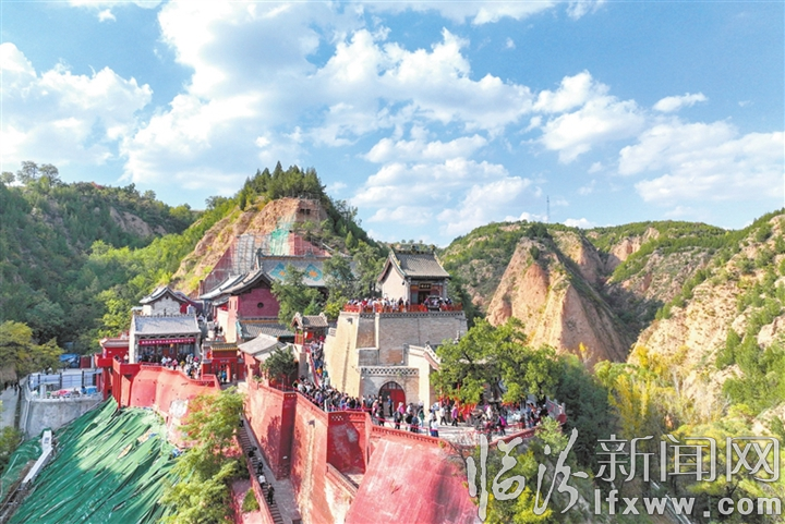 今年國慶中秋假期,隰縣小西天景區熱度持續攀升,游人如織。.jpg
