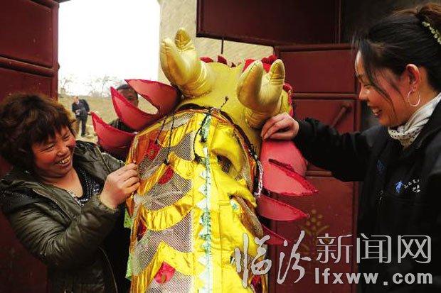 舞龍隊員整理龍頭