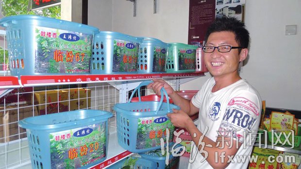 堯都居民在專供點領取蔬菜。 