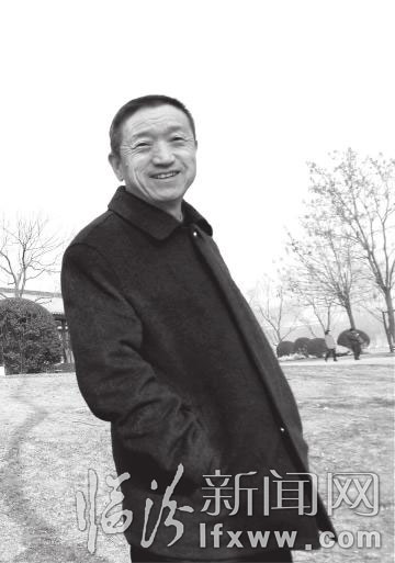 薛效東，1944年生于孝義，齋號永安居，自由畫者。自幼耽情繪事，勤學不輟，近年受趙亭人先生指導，專攻傳統水墨山水畫。