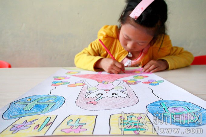 5月10日,洪洞縣的幾名小學生用畫筆描繪出他們心目中“媽媽”的形象。王培基 攝