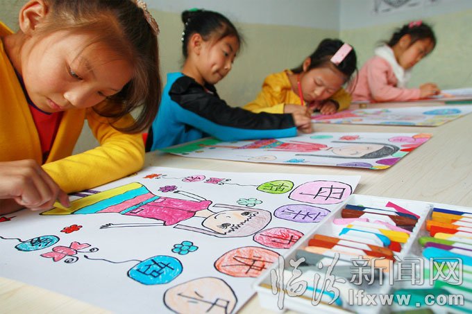 5月10日,洪洞縣的幾名小學生用畫筆描繪出他們心目中“媽媽”的形象。王培基 攝