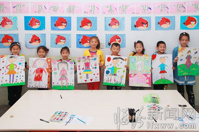 5月10日,洪洞縣的幾名小學生在展示他們的畫作。王培基 攝