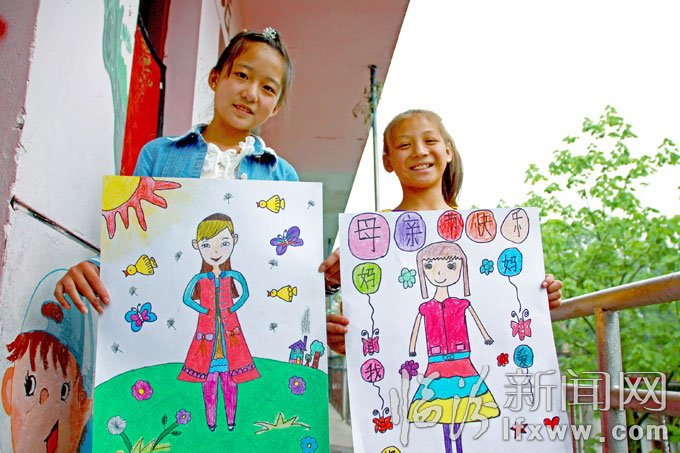 5月10日,洪洞縣的幾名小學生在展示他們的畫作。王培基 攝