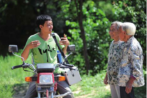 行醫路上，總有些村民上前咨詢他