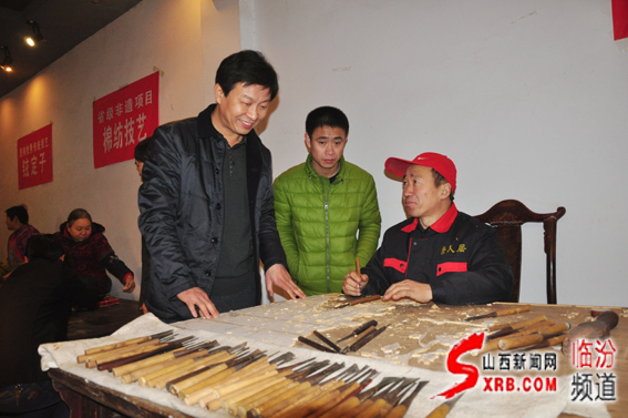 03、臨汾市非物質文化遺產主任任江波(左一)在向制作師傅了解晉作家具制作雕刻技藝 03、臨汾市非物質文化遺產主任任江波(左一)在向制作師傅了解晉作家具制作雕刻技藝