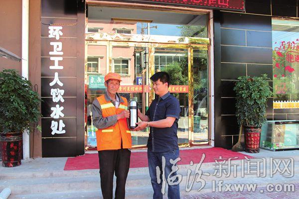 大寧縣的31名環(huán)衛(wèi)工人從該縣的“建貴川菜館”領(lǐng)到了價值120元的保溫杯