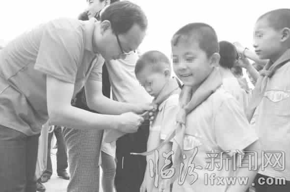 臨汾紅絲帶學校14名孩子加入少先隊